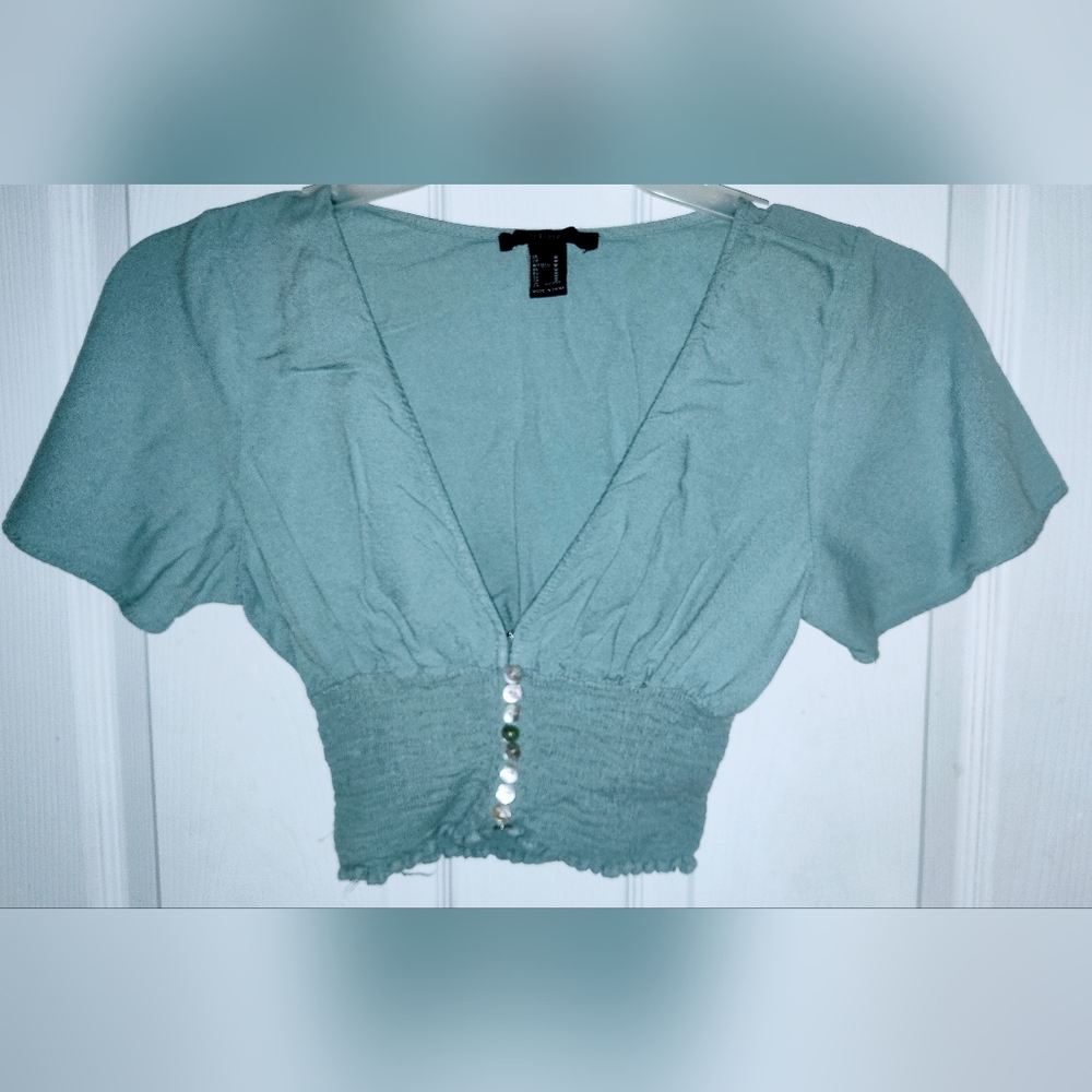 Forever 21 Cropped V-Neck Scrunch bottom Button up Ruffled Teal Top. Size M EUC